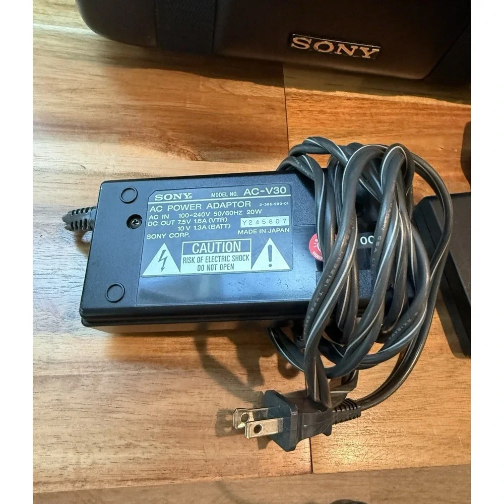 Sony CCD-TR4 Video8 8mm Handycam Camcorder 6x Zoom Battery Case Untested